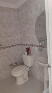 巴耶杜帕尔casa para festival vallenato的一间带卫生间和水槽的浴室