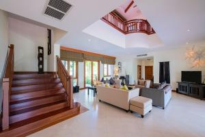 邦涛海滩Laguna Pool Villa - Tranquil Views的一间带楼梯和沙发的客厅
