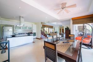 邦涛海滩Laguna Pool Villa - Tranquil Views的厨房以及带吊扇的用餐室。