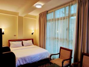 亚的斯亚贝巴Keba Guesthouse的酒店客房设有床和窗户。