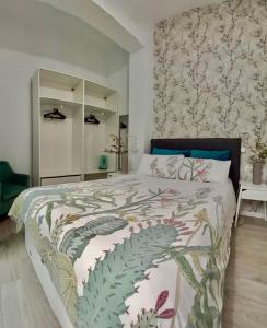 圣克鲁斯-德特内里费CASA PAPAGAYO的一间卧室配有一张特大号床和仙人掌毯子