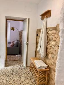 阿尔玛格鲁La Santa的浴室设有床和挂在墙上的毛巾