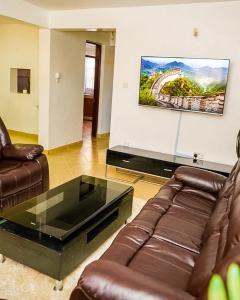 基苏木Sofitel Executive 4 bedrooms Milimani的带沙发和咖啡桌的客厅