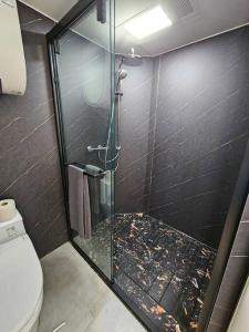 乌德瓦拉Forest Capsule的浴室设有玻璃淋浴间和卫生间