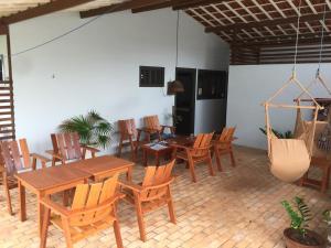 尼西亚弗洛雷斯塔Tabatinga Beach Hotel的用餐室配有木桌和椅子