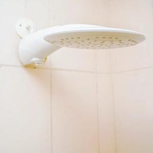 基苏木Sofitel Executive 4 bedrooms Milimani的浴室墙上的白光