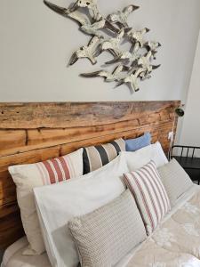 普罗基奥VILLA VILLACOLLE的一间卧室配有带枕头的木制床头板。