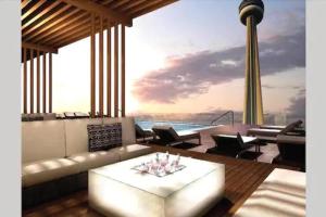 多伦多Metropolis Loft - CN Tower的客厅配有沙发和桌子
