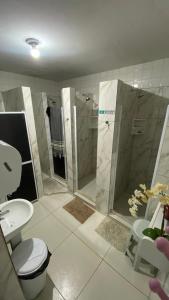 萨尔瓦多Nomads Hostel Multicultural & Coworking的浴室配有卫生间、淋浴和盥洗盆。