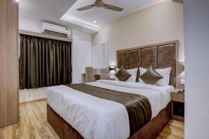 孟买Atithi Int'l-International Airport的一间设有大床和窗户的酒店客房