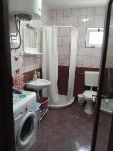 蒂瓦特Apartment Potpara的浴室配有卫生间水槽和洗衣机。