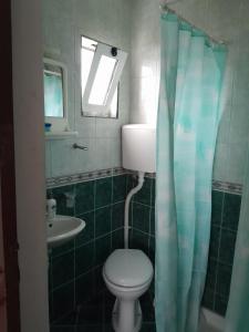 蒂瓦特Apartment Potpara的一间带卫生间和水槽的浴室