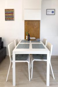 科斯塔卡玛Casa Hugo的白色餐桌,带四把椅子
