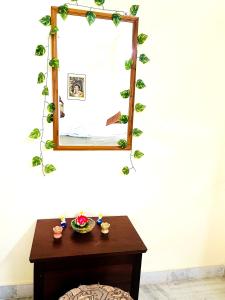 普塔帕蒂sai bliss的墙上的一张带镜子的桌子和一张带镜子的桌子