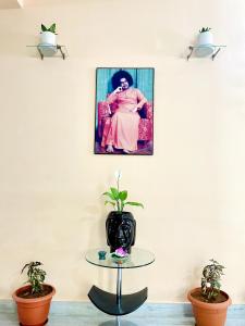 普塔帕蒂sai bliss的一张墙上有一张桌子的女人的照片