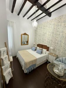 加的斯Palacete de La Alameda - Adults Only-的一间卧室配有一张床、一把椅子和镜子