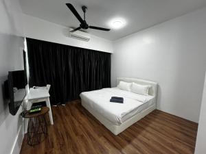 拿笃SDC Suite Home II的卧室配有白色的床和吊扇