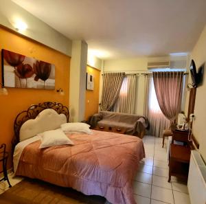 特尔斐匹托酒店的一间卧室设有一张床和一间客厅。