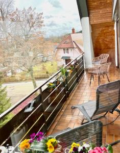 弗罗伊登施塔特Tannenduft Freudenstadt的享有房屋景致的阳台