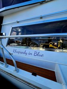 彻特西Rhapsody in Blue的一只船的窗口,上面有蓝色的快乐