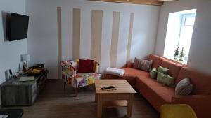 鲁斯特Ferienwohnung PUNKT, 5 Gehminuten vom Europa-Park的客厅配有沙发和桌子