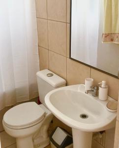 圣地亚哥Urban Lodge Providencia的一间带卫生间和水槽的浴室
