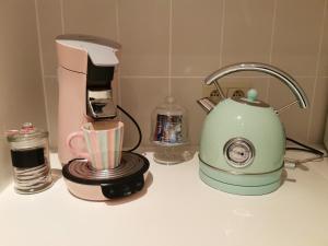 德哈恩Izzy's Rainbow House的厨房柜台配有咖啡壶和搅拌机