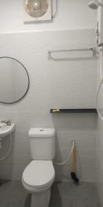 停泊岛Perhentian Bay Chalet的浴室配有白色卫生间和盥洗盆。