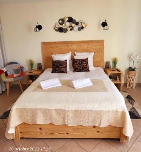圣热尔韦莱班Belle Vue de St Gervais的一间卧室配有一张带两个枕头的木床