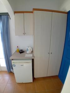伊拉克利亚岛Agnantema的小厨房配有白色冰箱和橱柜