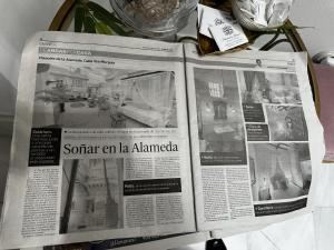 加的斯Palacete de La Alameda - Adults Only-的一张桌子上摆着的报纸