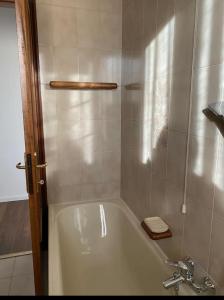CeggiaCasa Delisa的带淋浴的浴室内的白色浴缸