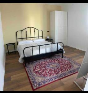 CeggiaCasa Delisa的卧室配有一张铺在地板上的地毯。