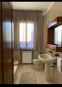 CeggiaCasa Delisa的一间带水槽和卫生间的浴室以及窗户。