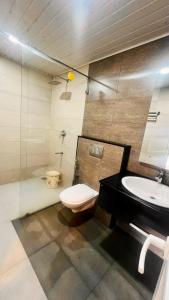 蒙纳The RaaRees Resort - A Hidden Resort in Munnar的一间带卫生间和水槽的浴室