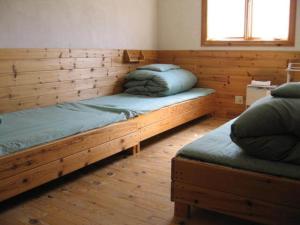 音更町托皮卡基塔比洛青年旅舍的窗户客房内的木床