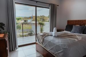雅科Private home with resort style swimming pool的一间卧室设有一张床和一个大窗户