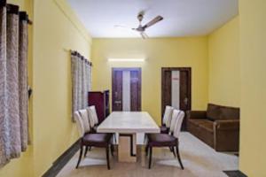 ThākurdwariArhan Villa Inn Kolkata的一间带桌椅和沙发的用餐室