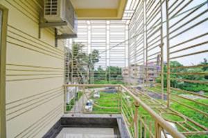 ThākurdwariArhan Villa Inn Kolkata - Excellent Customer Choice - Best Seller的享有街道景色的建筑阳台