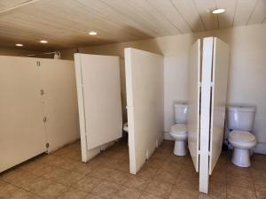瓦莱Kestrel的浴室设有2个卫生间和2个摊位