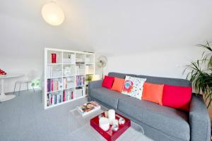 伦敦Zone 1! 2 bed duplex Apartment!的带沙发和书架的客厅
