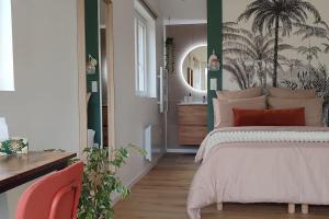 克莱蒙费朗Maison cosy terrasse ensoleillé的一间卧室配有一张大床和镜子