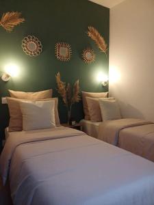 克莱蒙费朗Maison cosy terrasse ensoleillé的一间卧室设有两张床和绿色的墙壁