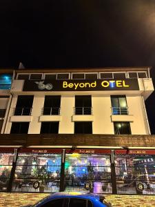 安塔利亚Beyond OTEL的上面有标志的建筑