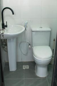 Abeokuta3Tee Serviced Apartment Abeokuta的浴室配有白色卫生间和盥洗盆。