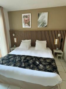滨海阿热莱斯Acapella Hotel的一张大床,房间带两张桌子