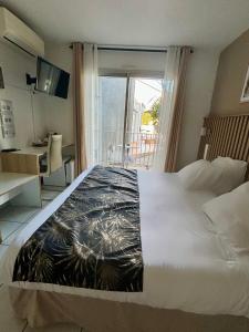 滨海阿热莱斯Acapella Hotel的酒店客房设有一张大床和一个阳台。