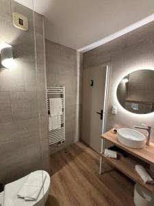 滨海阿热莱斯Acapella Hotel的一间带卫生间、水槽和镜子的浴室