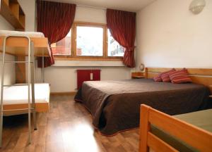 圣卡特琳娜瓦尔夫Hostel San Matteo的一间卧室配有一张床和一张双层床。