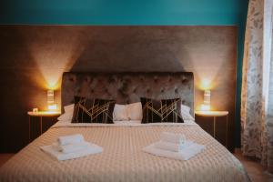 西尔米奥奈拉卢斯迪西尔米奥奈住宿加早餐旅馆的一间卧室配有一张大床和两个枕头